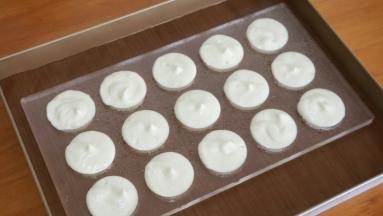 模具上喷水，将面糊挤入模具