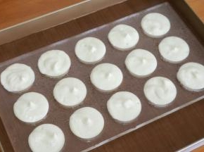 模具上喷水，将面糊挤入模具
