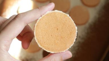 入烤箱170度18-20分钟。烤熟的达克瓦滋底部可以完整的取下来