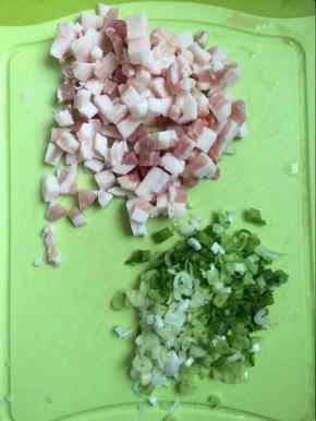 将五花肉切丁，葱切碎，备用。