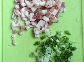 将五花肉切丁，葱切碎，备用。