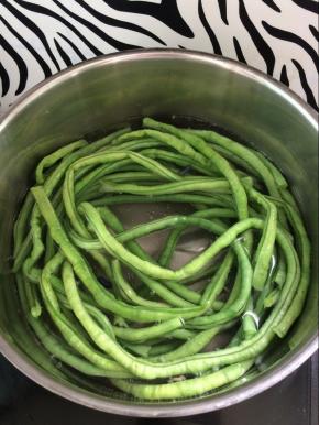 豆角洗净摘干净，锅中放入水，放入豆角焯水