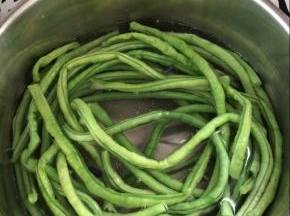 豆角洗净摘干净，锅中放入水，放入豆角焯水