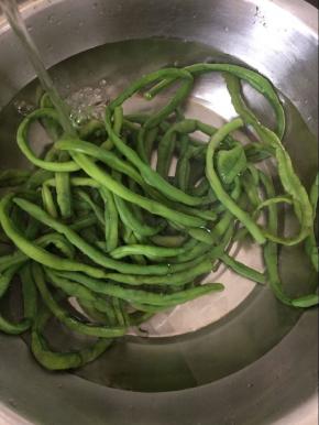 豆角焯熟后捞出，放入凉水中过凉。