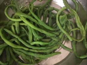 豆角焯熟后捞出，放入凉水中过凉。