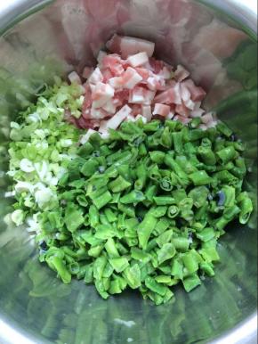 将处理过的五花肉，葱，豆角，放入盆中。