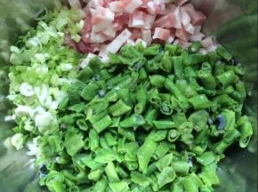 将处理过的五花肉，葱，豆角，放入盆中。
