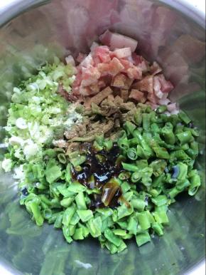 加入盐，鸡精，耗油，生抽，老抽，五香粉，花生油，香油