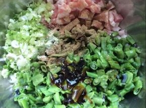 加入盐，鸡精，耗油，生抽，老抽，五香粉，花生油，香油