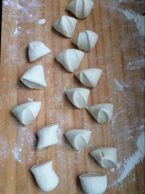 将发酵好的面团，取出，撒一些干面粉，揉匀， 揉光滑，在揉成长条，切割成小段。