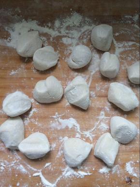 在切好的面上撒一些面粉，防粘。