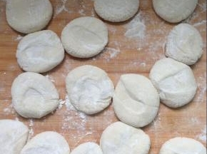 用手掌按扁