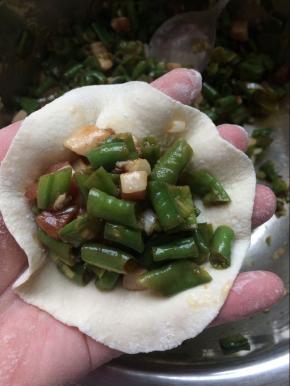 包入适量的包子馅