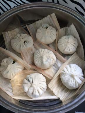 将包好的的包子放在玉米皮上，摆在锅中，盖上锅盖，发酵20分钟。
