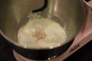 1.	将除黄油，盐以外的所有原料放入厨师机桶内