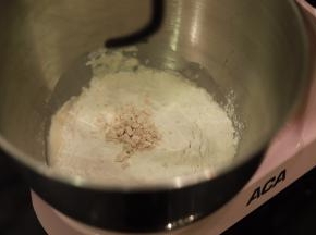 1.	将除黄油，盐以外的所有原料放入厨师机桶内