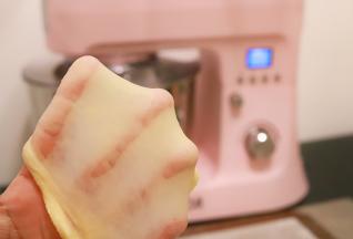 3.	揉至可以拉出薄的手套膜