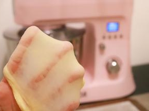 3.	揉至可以拉出薄的手套膜