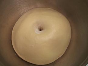 4.	将面团搓圆放入盆内，盖上保鲜膜一发40分钟，手沾面粉，插入面团，不塌陷不回缩即发酵好了