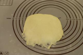 6.	取一小份面团，擀成牛舌状，翻面，底部用手指压平