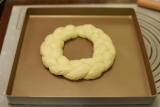 9.	编成三股的麻花编，两边收口连接捏紧