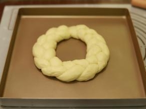 9.	编成三股的麻花编，两边收口连接捏紧