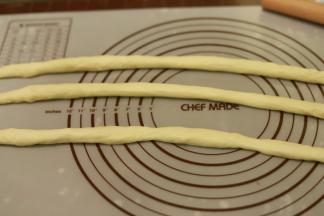 8.	慢慢搓成大约长为60厘米的长条