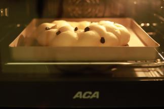 13.	注意观察面包，上色后可以盖上锡纸预防上色太深