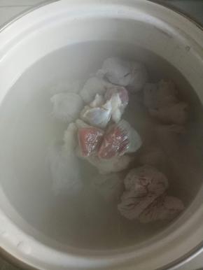 煮一锅开水，放入切好的肉块（可以切片也可切块）焯水