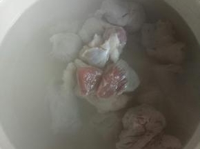 煮一锅开水，放入切好的肉块（可以切片也可切块）焯水