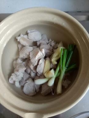 用砂锅放入适量清水，倒入瘦肉，加入1茶匙料酒，葱，姜大火烧开，小火焖40分钟