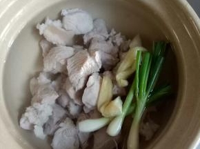用砂锅放入适量清水，倒入瘦肉，加入1茶匙料酒，葱，姜大火烧开，小火焖40分钟