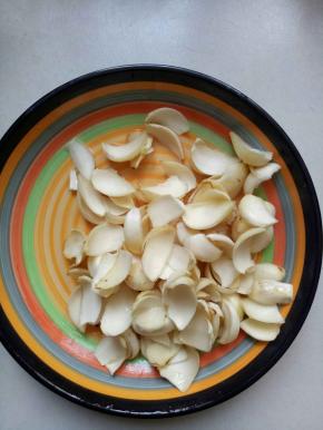 百合掰开，一片片用清水冲洗干净