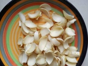 百合掰开，一片片用清水冲洗干净