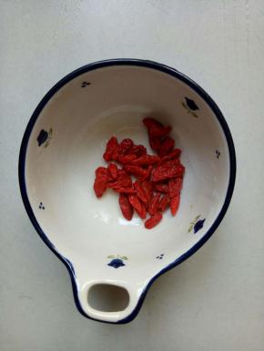 枸杞洗净，用清水泡5分钟