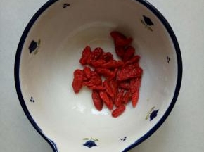 枸杞洗净，用清水泡5分钟