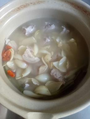 继续焖煮15分钟左右，百合透明熟烂，加入盐，味精调味即可