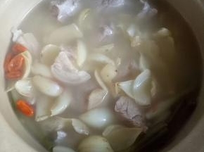 继续焖煮15分钟左右，百合透明熟烂，加入盐，味精调味即可