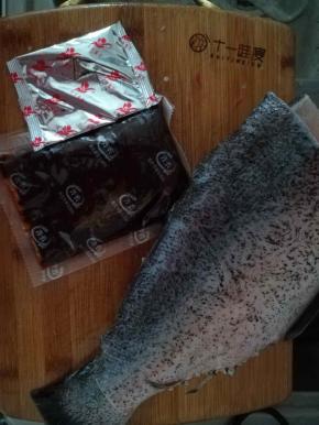 鱼洗净，用厨房纸擦干水。