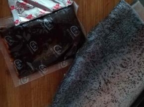 鱼洗净，用厨房纸擦干水。