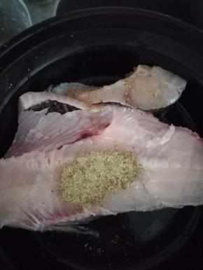 烤鱼里的腌鱼包拆开，均匀的抹在鱼上。