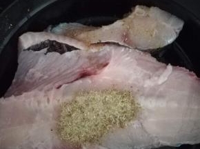 烤鱼里的腌鱼包拆开，均匀的抹在鱼上。