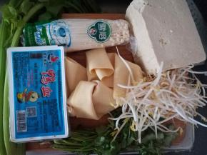 准备好烤鱼里的配菜。爱吃啥就弄啥。