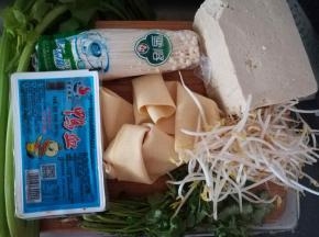 准备好烤鱼里的配菜。爱吃啥就弄啥。