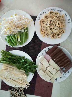 配菜洗净切好，码放在盘子里。