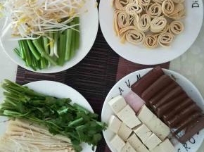 配菜洗净切好，码放在盘子里。