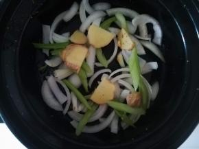 把洋葱，芹菜，生姜，大蒜，铺在锅的底部。