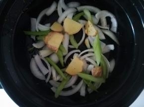 把洋葱，芹菜，生姜，大蒜，铺在锅的底部。