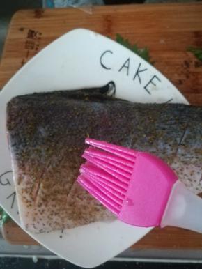 把鱼上均匀的刷上一层油。