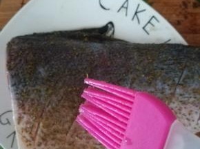 把鱼上均匀的刷上一层油。